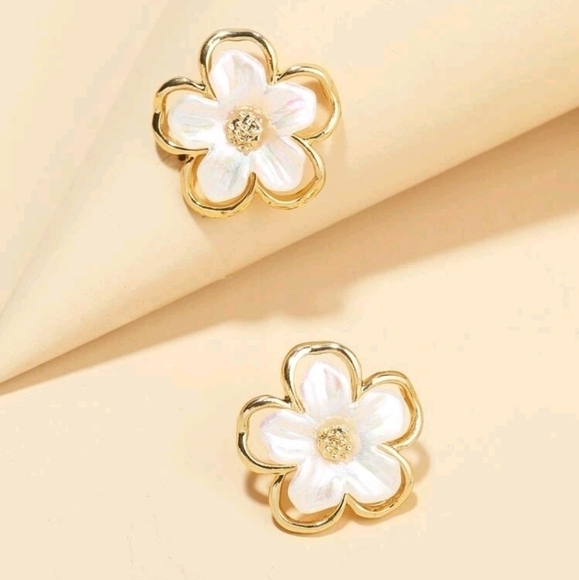 💖 2/$30 White & gold stud Daisy flower iridescent small boho statement earrings - Picture 5 of 12